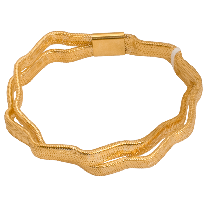 أسورة عيار 21 بتصميم متموّج مزدوج من علامة غميه، تظهر تفاصيل التصميم الفريد والمواد الراقية.