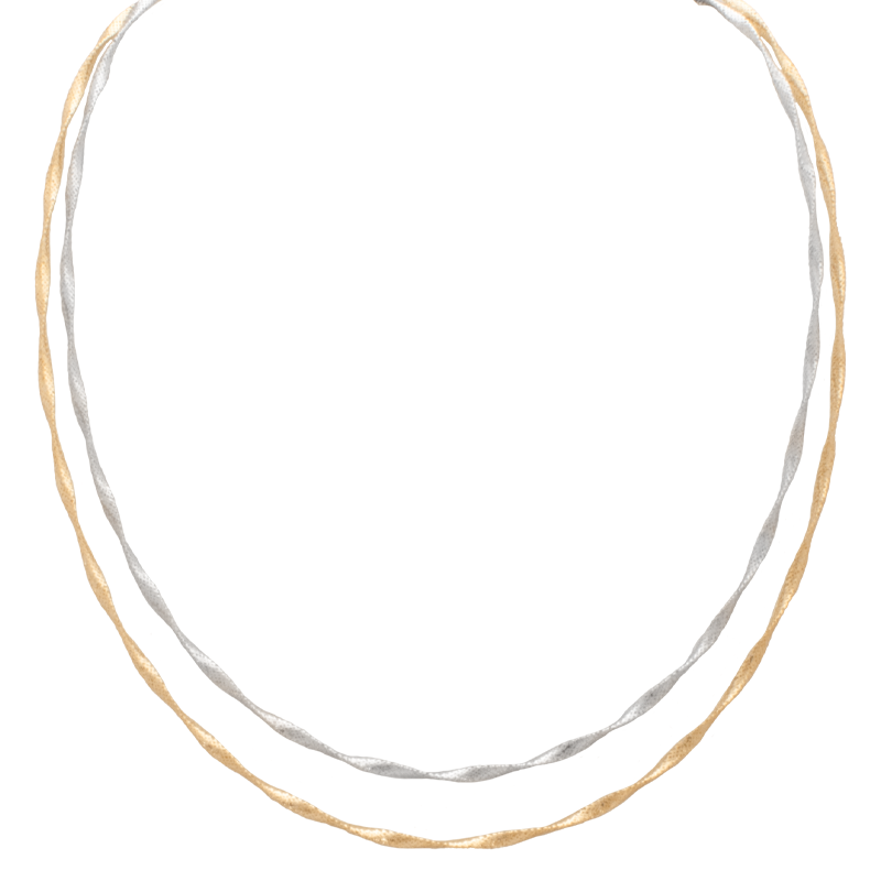 عقد ذهب عيار 18 بتصميم ملتف مزدوج بلونين من غميه، يظهر تفاصيل اللمعان والتداخل بين الألوان.