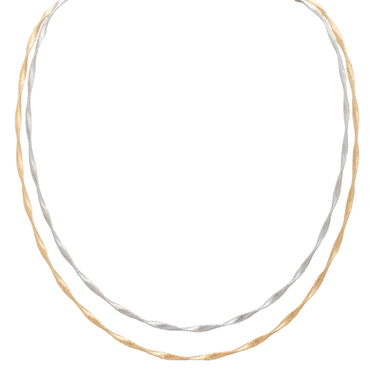 عقد ذهب عيار 18 بتصميم ملتف مزدوج بلونين من غميه، يظهر تفاصيل اللمعان والتداخل بين الألوان.