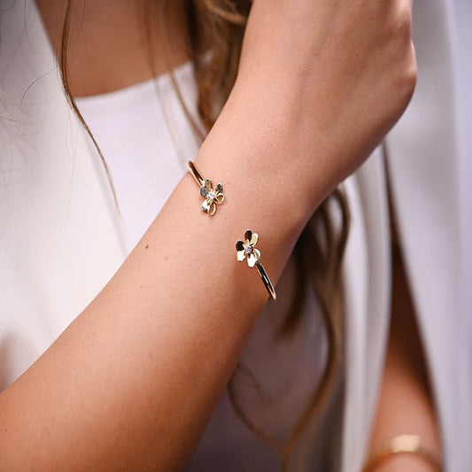 أسورة السعادة الكاملة ذهب عيار 18 بتصميم زهرتين أنيق