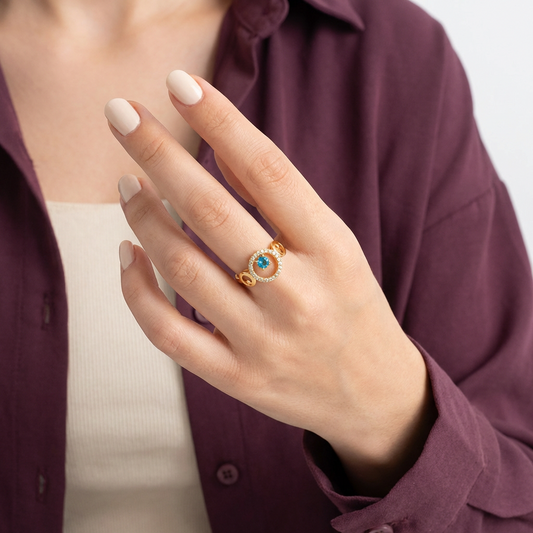 خاتم ذهب عيار 18 بتصميم أنيق مع فص تركواز من علامة غمية.