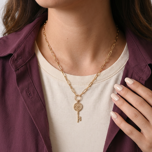 عقد سر الشباب ذهب عيار 18 بلمسة مفتاح أنيق