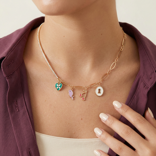 عقد ذهب عيار 18 بتعليقات رمزية