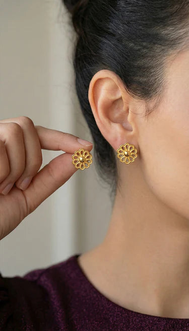 أقراط عيار 18 بتصميم زهرة مزخرفة