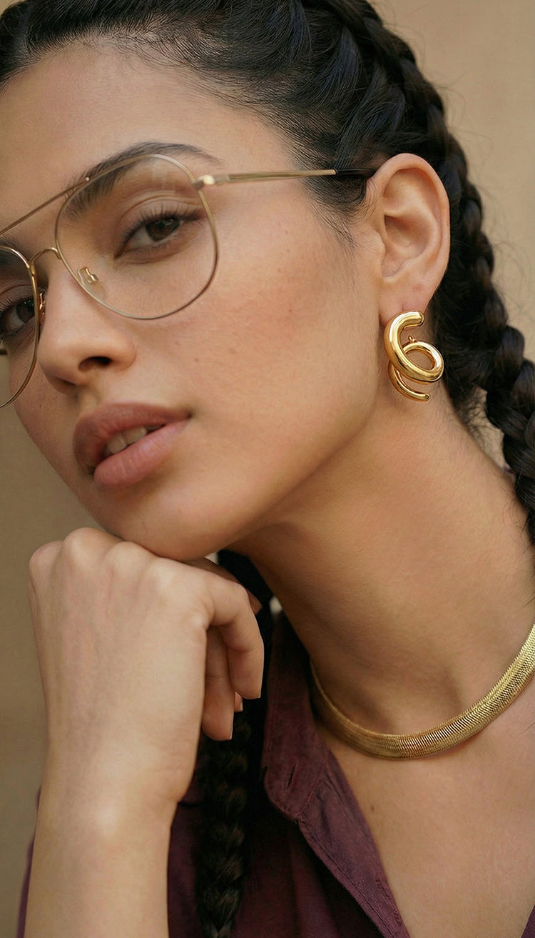 أقراط ذهب عيار 18 بتصميم حلزوني