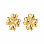 أقراط ذهب عيار 18 بتصميم زهرة من غمية، تتميز بتفاصيل دقيقة وأسلوب أنيق.