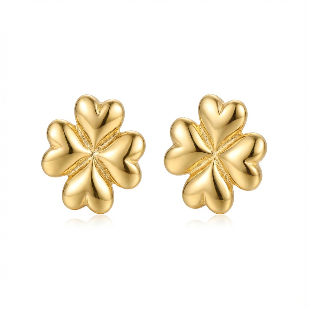 أقراط ذهب عيار 18 بتصميم زهرة من غمية، تتميز بتفاصيل دقيقة وأسلوب أنيق.