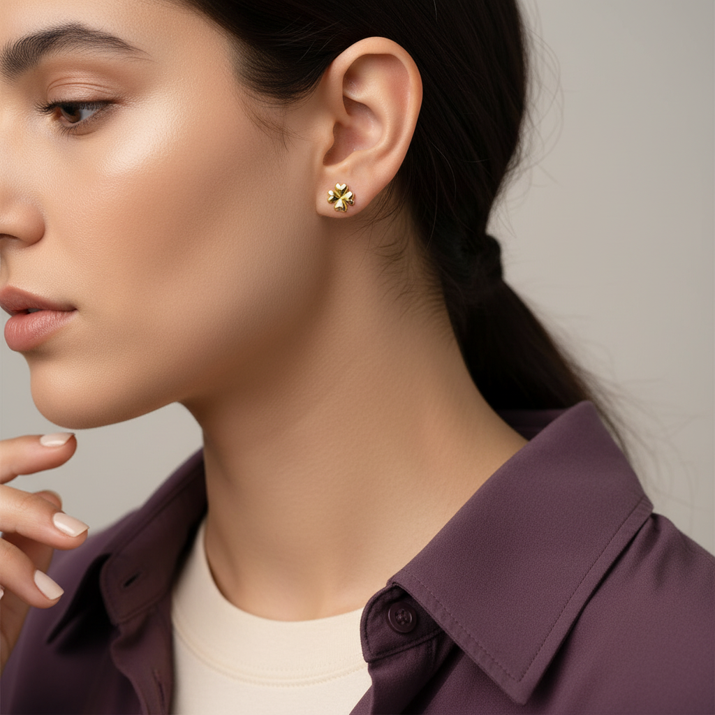 أقراط ذهب عيار 18 بتصميم زهرة من غاميه، تُظهر تفاصيل الزهرة وجمال اللمسة النهائية.