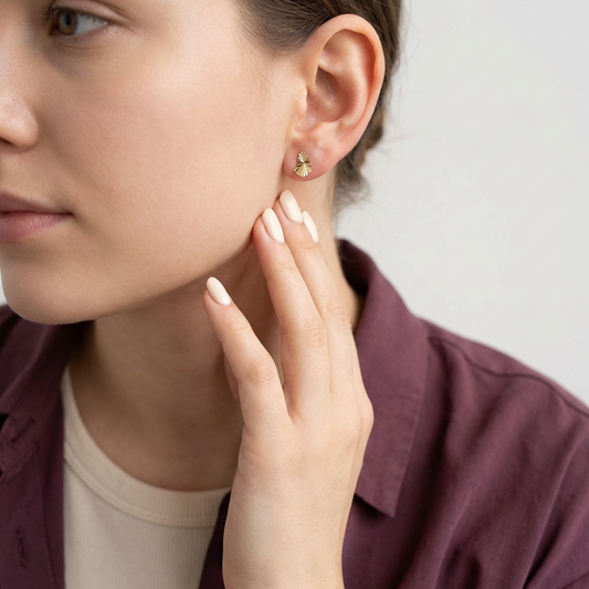 أقراط عيار 18 مزخرفة صغيرة من غمية بتصميم أنيق يناسب الإطلالات اليومية والمناسبات الخاصة.