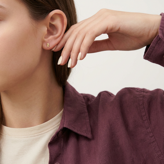 أقراط ذهب عيار 18 بتصميم مربع