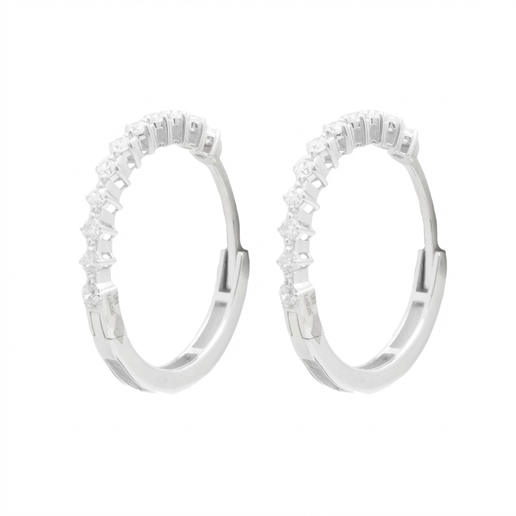 أقراط عيار 18 من غميه مرصعة بفصوص لامعة بتصميم أنيق وجذاب.