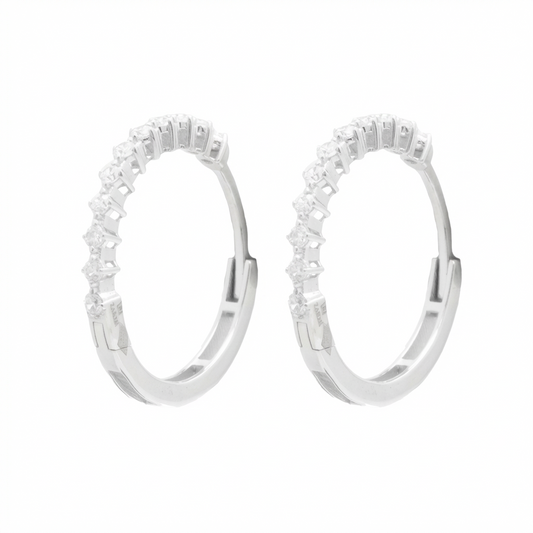 أقراط عيار 18 مرصعة بفصوص لامعة