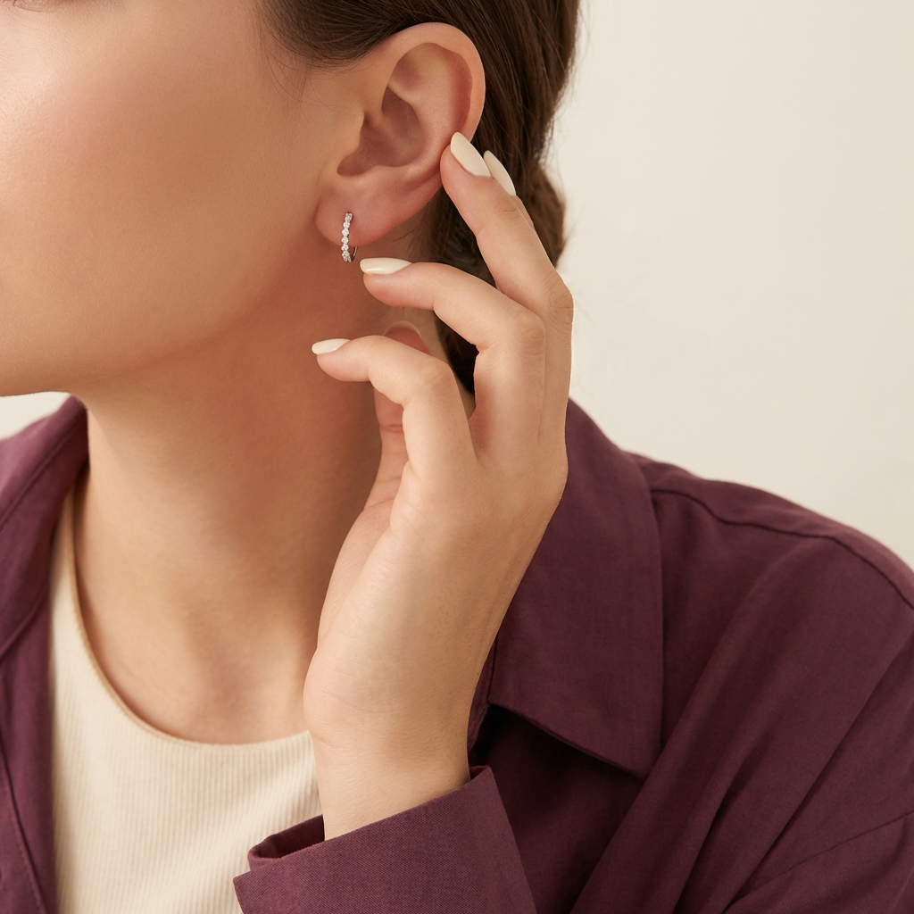 أقراط عيار 18 من غمية مرصعة بفصوص لامعة بتصميم أنيق وجذاب.