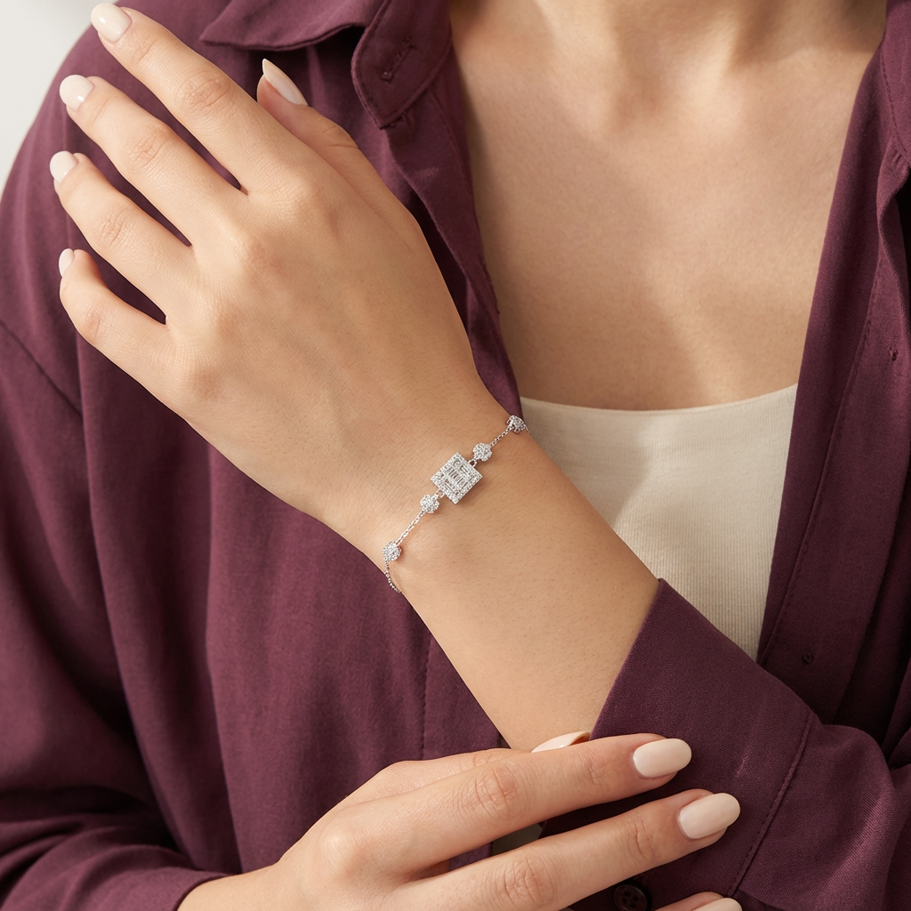 أنسيال ذهب عيار 18 بتصميم مربّع مرصّع من غميه، يظهر تفاصيل التصميم الرفيعة والبراقة.