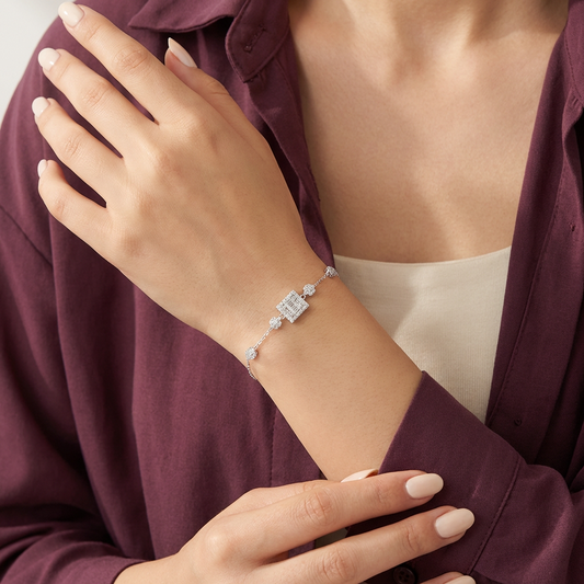 أنسيال ذهب عيار 18 بتصميم مربّع مرصّع