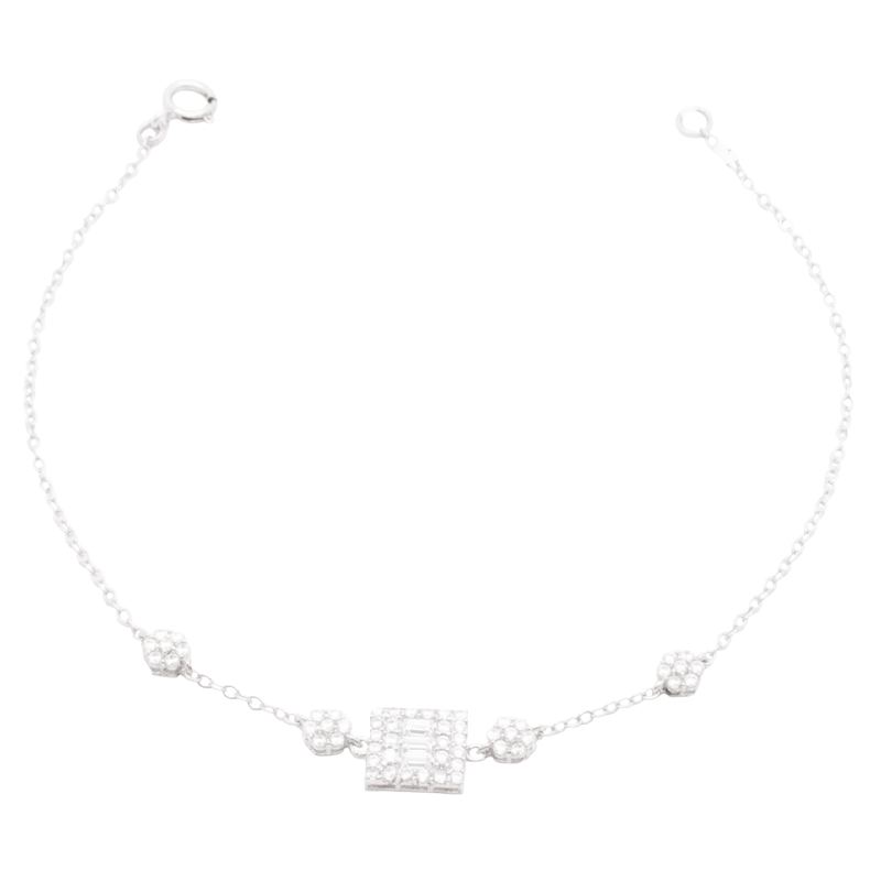 أنسيال ذهب عيار 18 بتصميم مربّع مرصّع من غميه، يظهر تفاصيل الفصوص اللامعة.