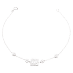 أنسيال ذهب عيار 18 بتصميم مربّع مرصّع من غميه، يظهر تفاصيل الفصوص اللامعة.