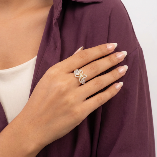 خاتم ذهب عيار 18 بتصميم زهرة