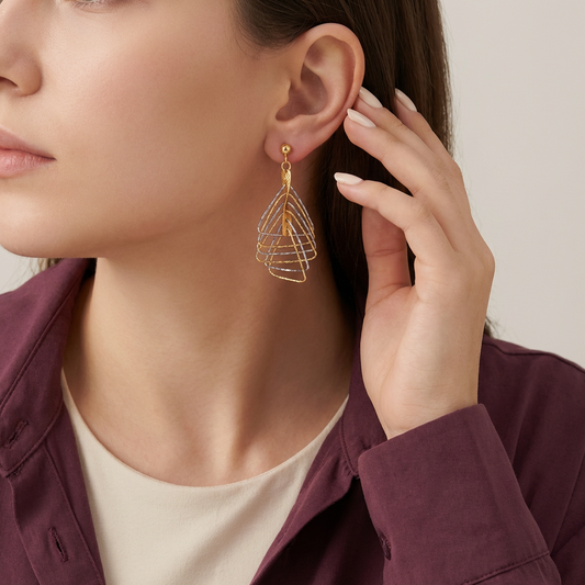 أقراط عيار 18 بتصميم مثلثات هندسية