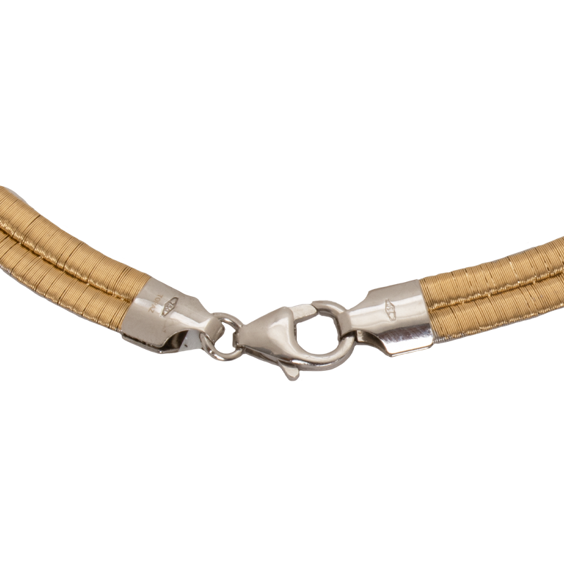 عقد عيار 18 بتصميم كلاسيكي من غمية يظهر تفاصيله الفريدة في الصورة.