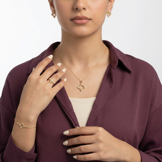 طقم عيار 18 بفصوص لامعة وتصميم هندسي