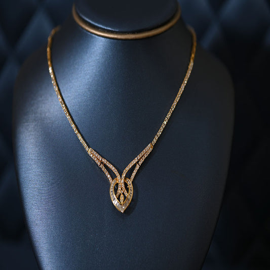 عقد ذهب عيار  18 بتصميم تعليقة