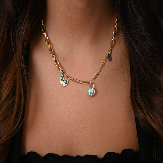 عقد ذهب عيار 18 بتعليقات متدلية ملونة