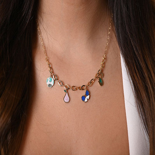 عقد ذهب عيار 18 بإطلالة شبابية وتعليقات ملونة