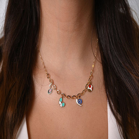 عقد ذهب عيار 18 بتعليقات رموز وأشكال ملونة