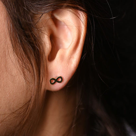 أقراط عيار 18 بتصميم انفينيتي