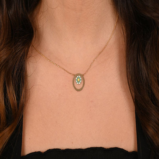 عقد ذهب عيار 18 بتعليقة بيضاوية مزهرة