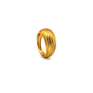 18K Gold Ring with Ornate Prominent Design