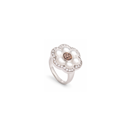 18K White Gold Ring with Berlent Shining Gemstones Design
