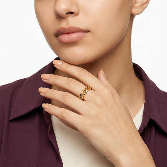 18K Gold Ring with Finale Design