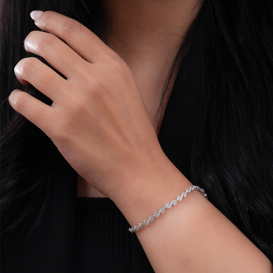 أنسيال ذهب عيار 18 بتصميم أوراق مرصّعة