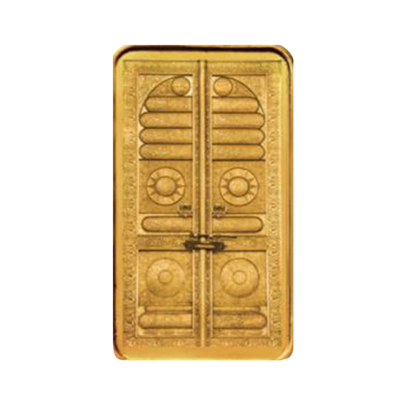 سبيكة ذهب عيار 24 تحمل تصميم باب الكعبة من علامة غمية، تظهر اللمعان والتفاصيل الدقيقة.