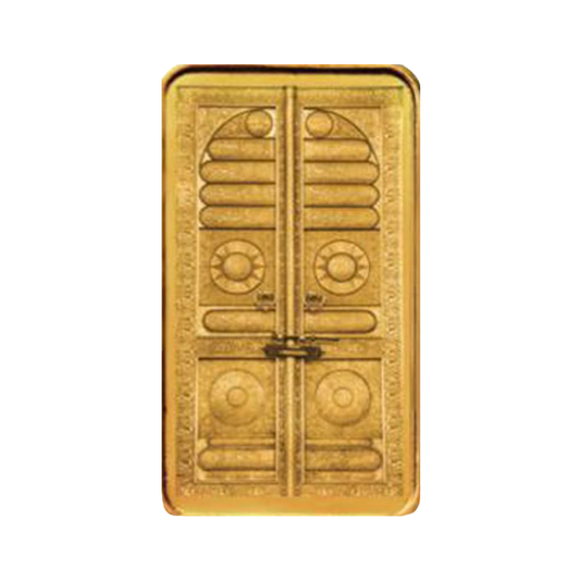 سبيكة ذهب عيار 24 تحمل تصميم باب الكعبة من علامة غمية، تظهر اللمعان والتفاصيل الدقيقة.