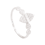 خاتم عيار 18 من غمية، بتصميم أنيق ولون ذهبي لامع، مثالي لإطلالة مميزة.