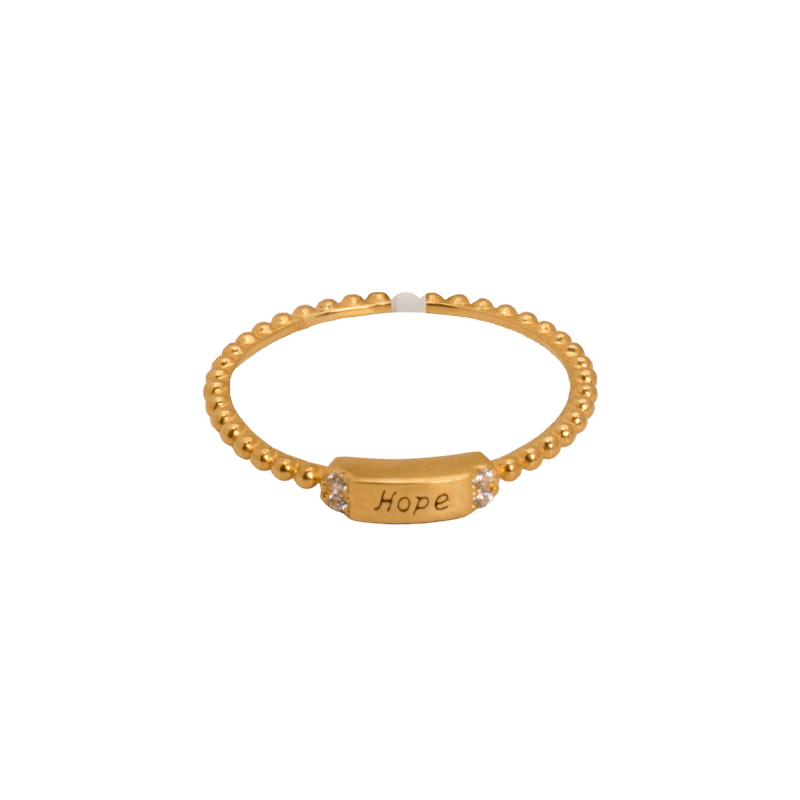 خاتم عيار 21 من غمية، تصميم أنيق معدني بلون ذهبي، يظهر تفاصيل دقيقة وفريدة.