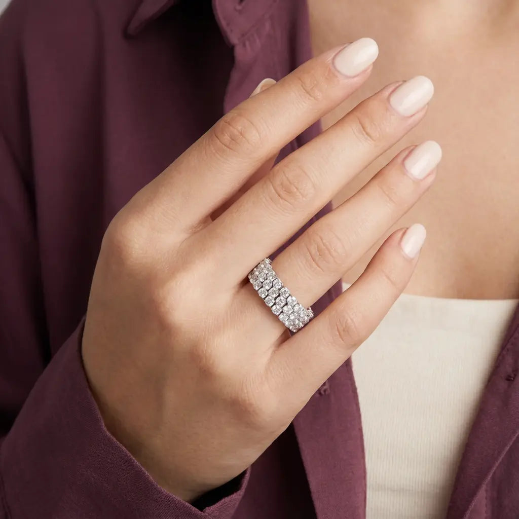 دبلة روزي ذهب عيار 18 بفصوص بيضاء لامعة - Ghamieh