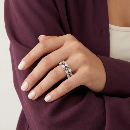 دبلة ذهب أبيض عيار 18 بفصوص مرصعة بيضاء لامعة