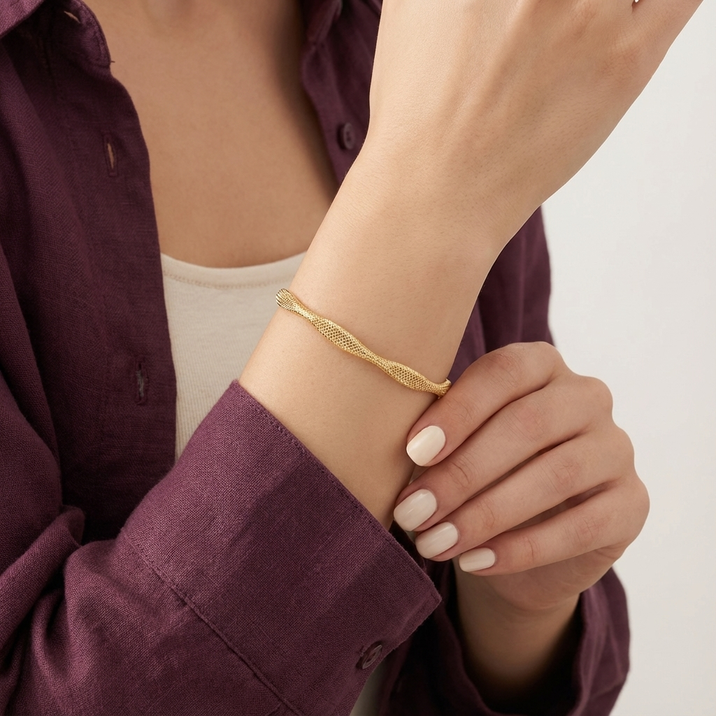 أسورة ذهب عيار 18 بقفل محكم من غاميه، تصميم أنيق ومتين يناسب مختلف المناسبات.