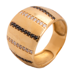 خاتم ذهب عريض من غاميه بتصميم أنيق ومتين، يظهر بتفاصيله اللامعة في الصورة.