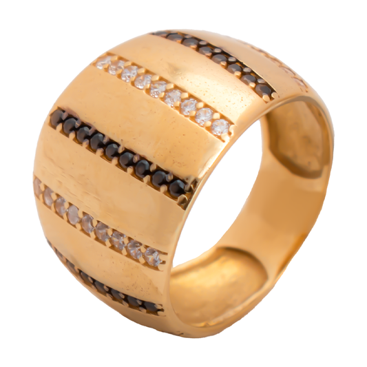 خاتم ذهب عريض من غاميه بتصميم أنيق ومتين، يظهر بتفاصيله اللامعة في الصورة.