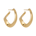 أقراط ذهب عيار 18 بقفل محكم، تصميم أنيق ولون ذهبي لامع، مثالية للإطلالة اليومية أو المناسبات الخاصة.