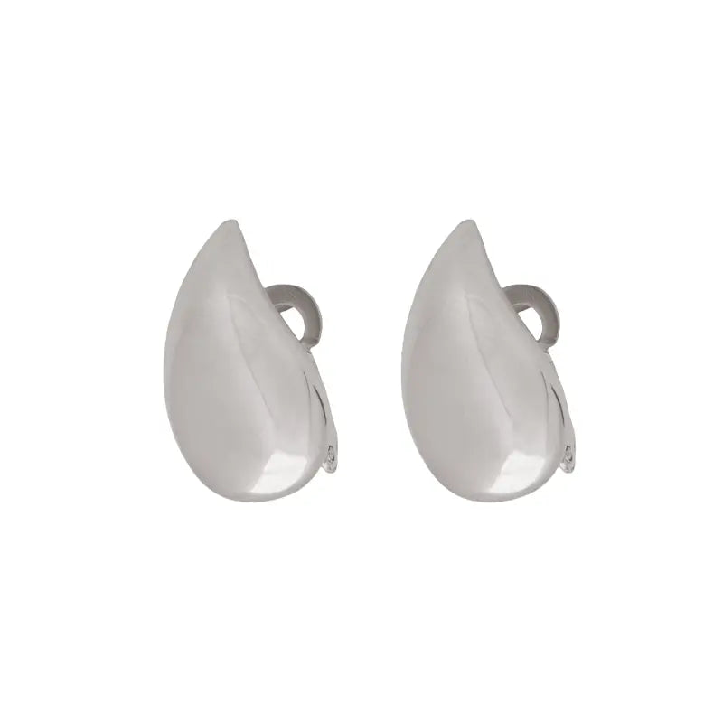 أقراط ذهب أبيض عيار 18 بتصميم قطرة - Ghamieh