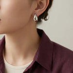 أقراط ذهب أبيض عيار 18 بتصميم قطرة - Ghamieh