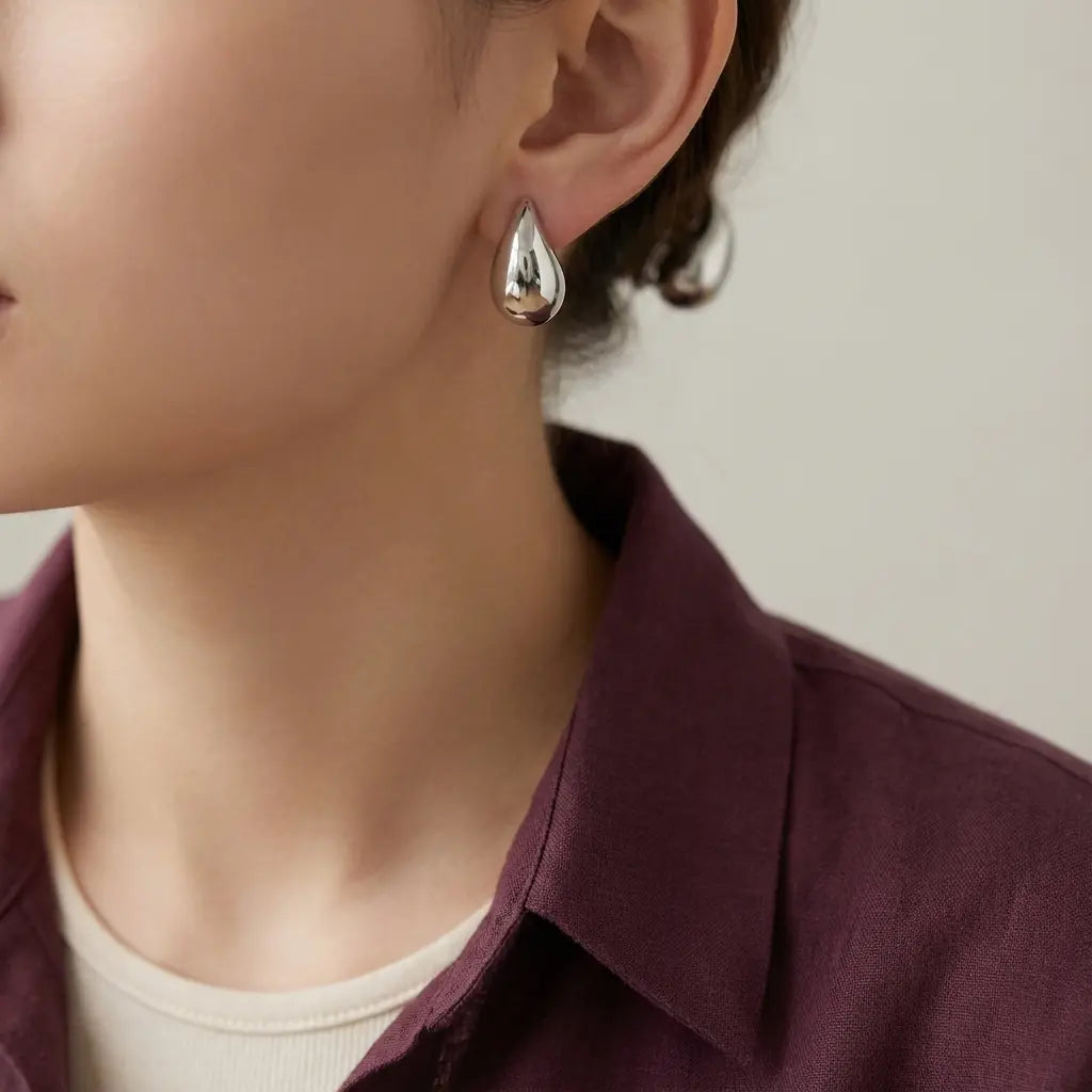 أقراط ذهب أبيض عيار 18 بتصميم قطرة - Ghamieh