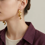 أقراط ذهب عيار 18 بتصميم ملتوي - Ghamieh