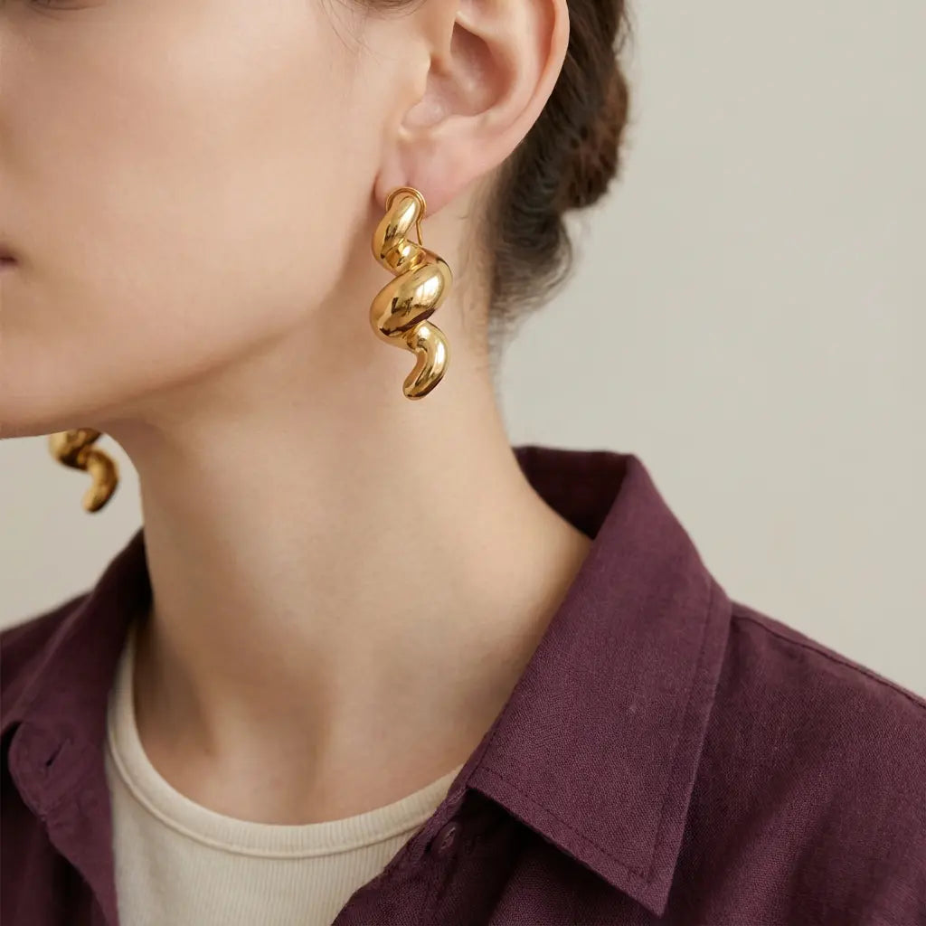 أقراط ذهب عيار 18 بتصميم ملتوي - Ghamieh